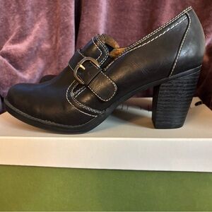 Shoes.Women’s Naturalizer brand black leather. Classy and comfortable.